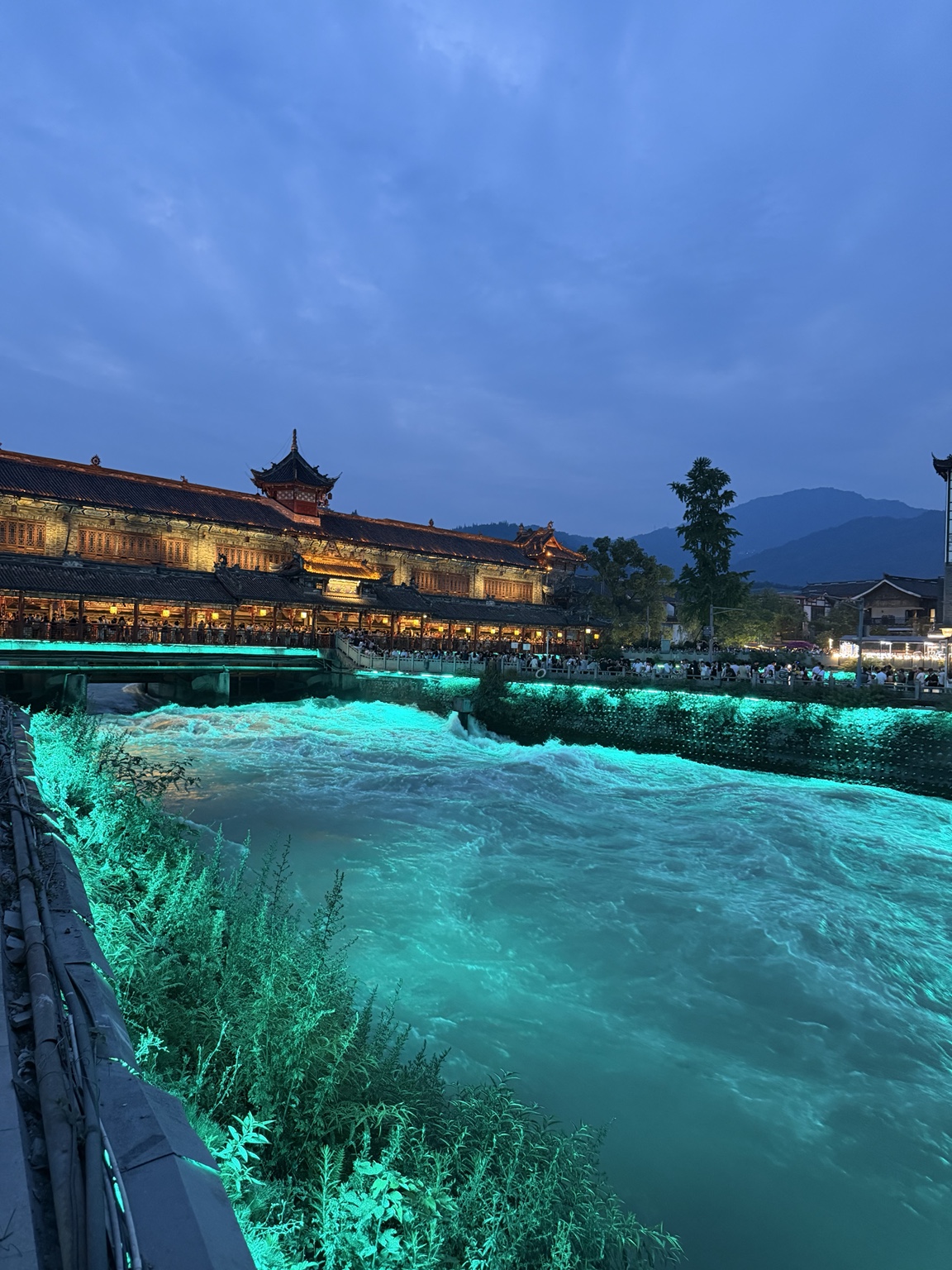 Rio iluminado de azul em Dujiangyan