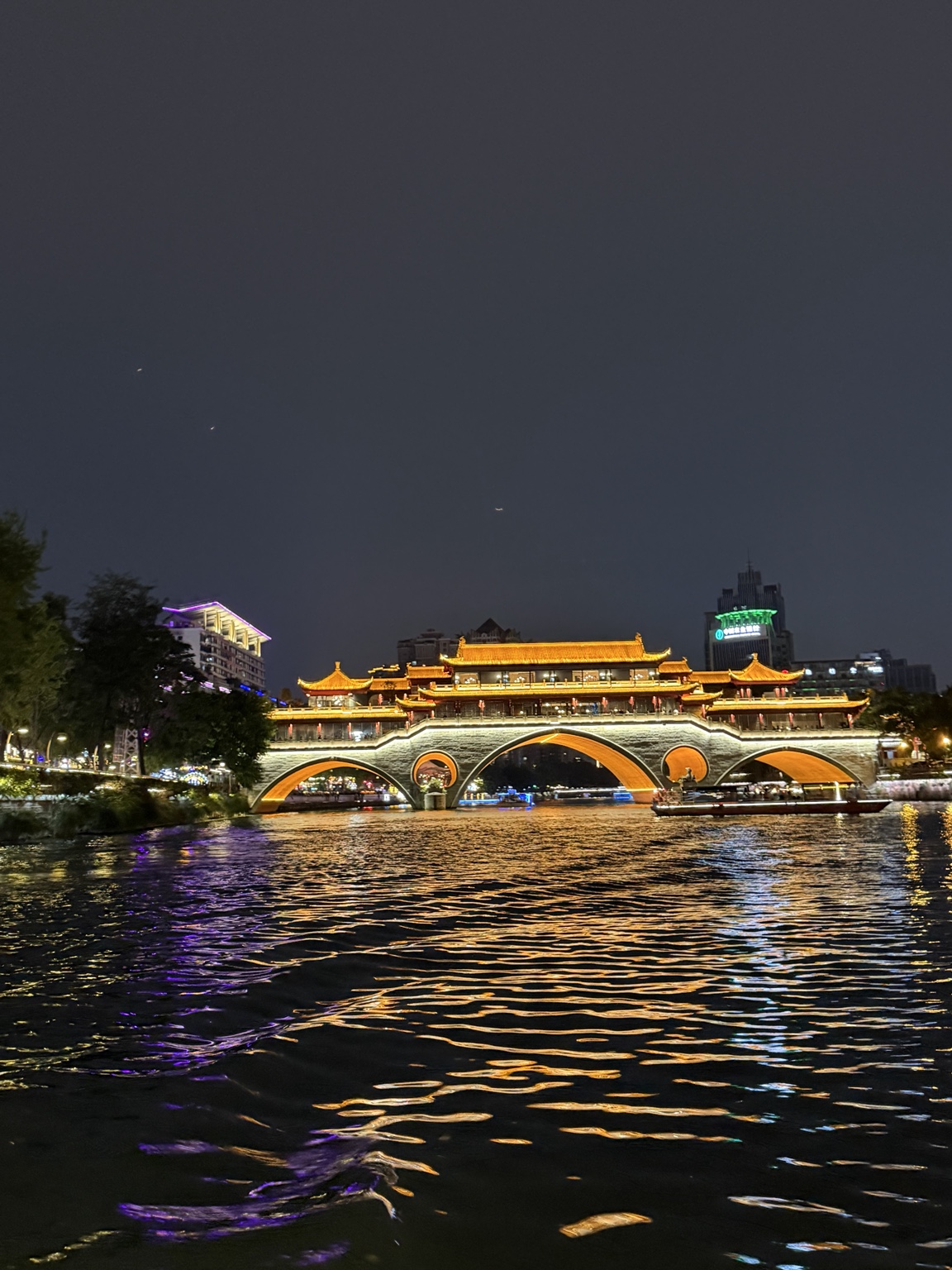 Ponte Anshun iluminada sobre o rio em Chengdu
