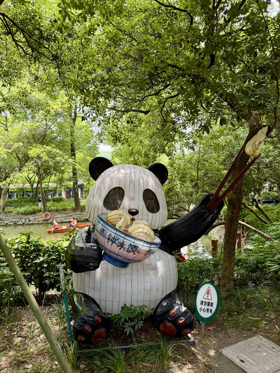 Escultura de panda entre árvores em Chengdu